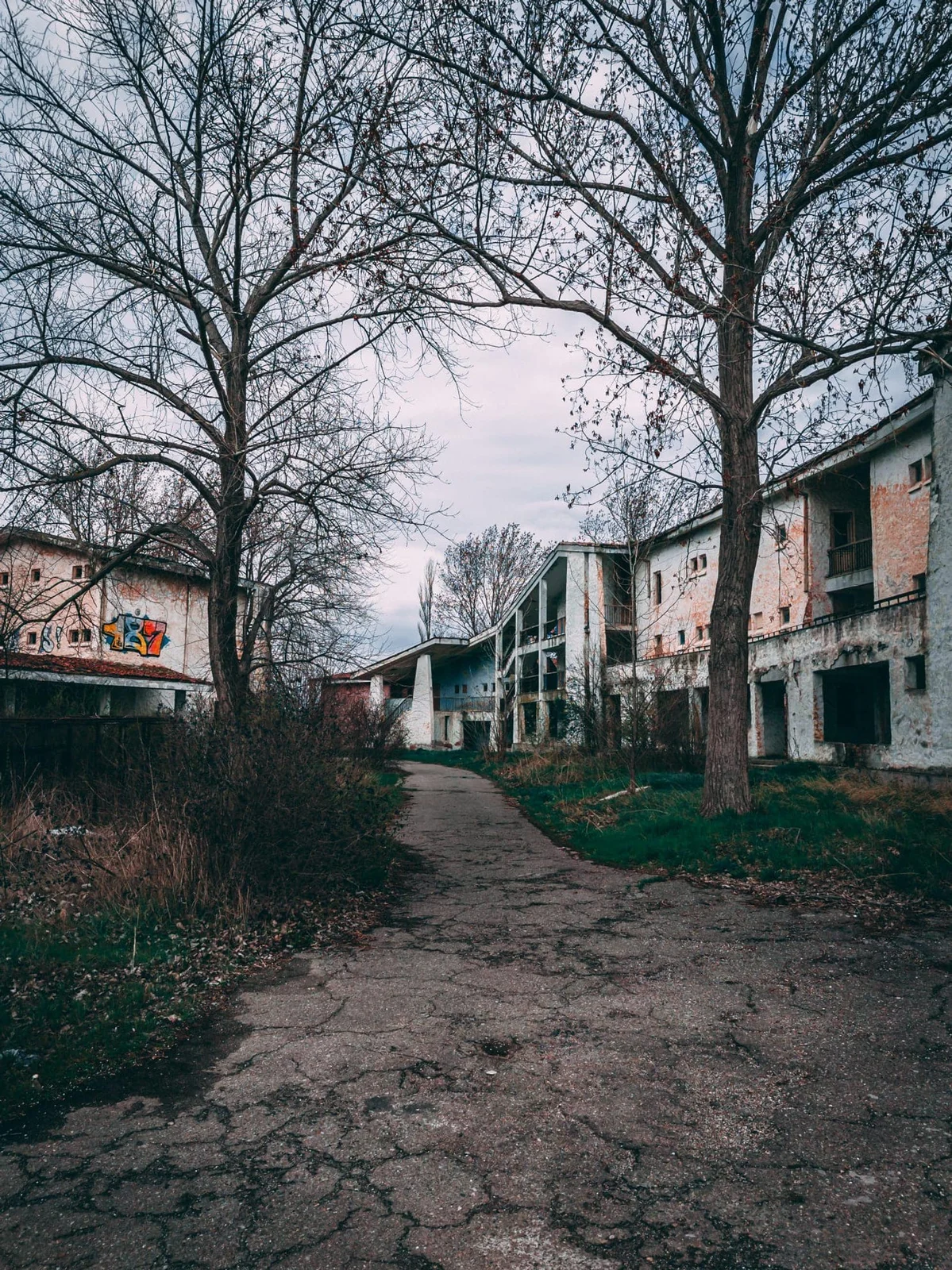 Bâtiments dégradés dans la colonie de vacances abandonnée de Năvodari