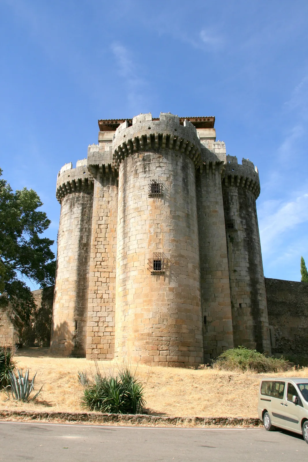 Castillo medieval de Granadilla con sus torres redondas, en la villa amurallada abandonada de Cáceres