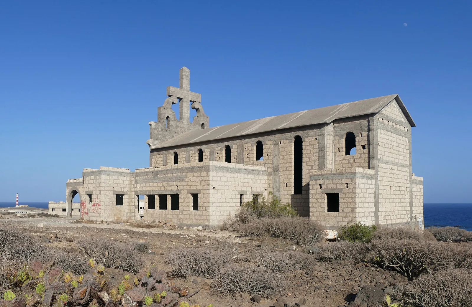 Iglesia de hormigón con cruz del Sanatorio de Abona en Abades, Tenerife, edificios abandonados junto al mar