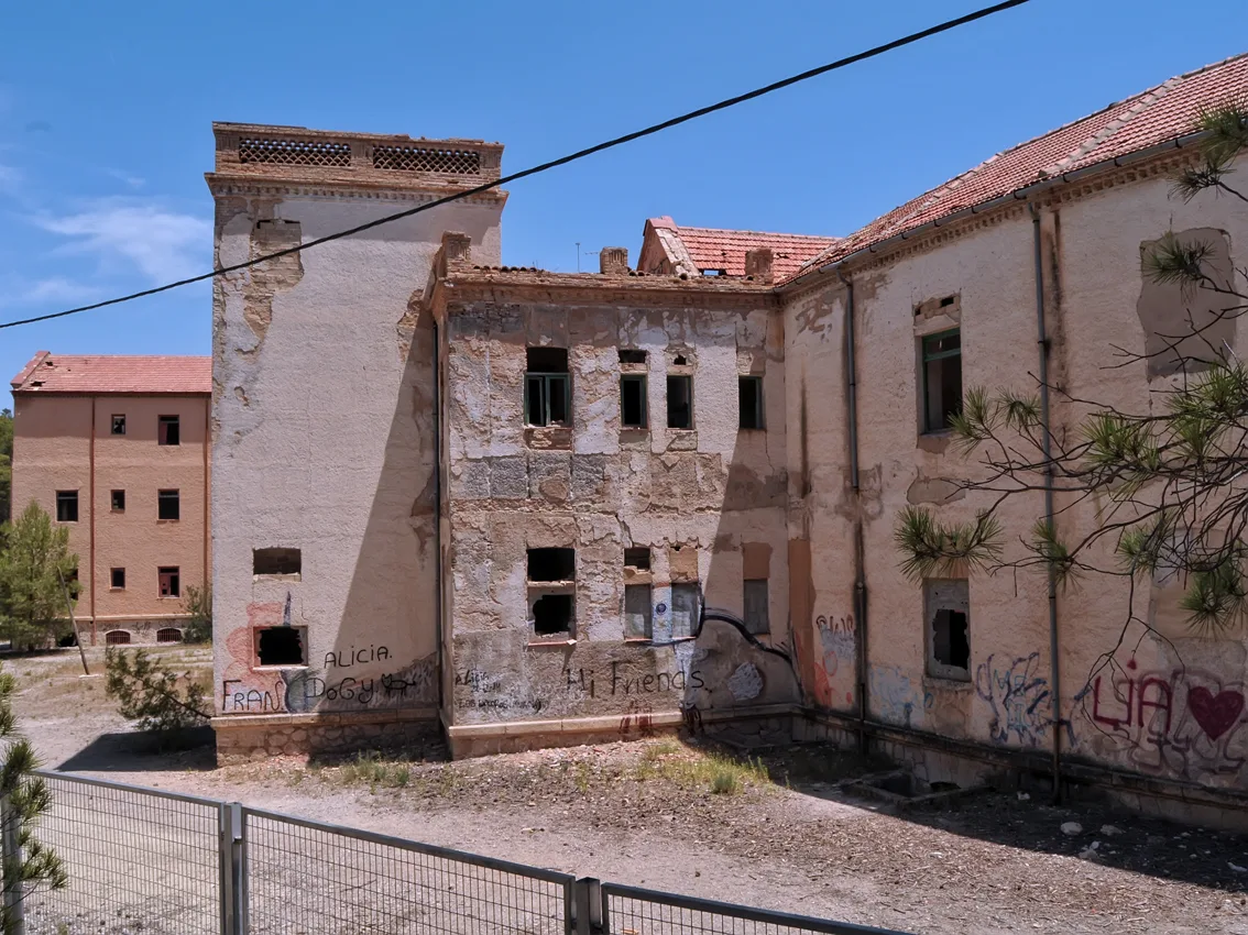 Antiguo sanatorio de tuberculosos de Sierra Espuña en ruinas, con ventanas rotas y pintadas, Murcia