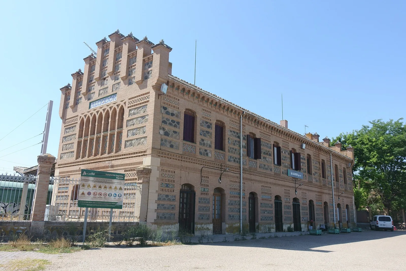 Estación de Algodor abandonada, edificio neomudéjar de ladrillo cerca de Aranjuez