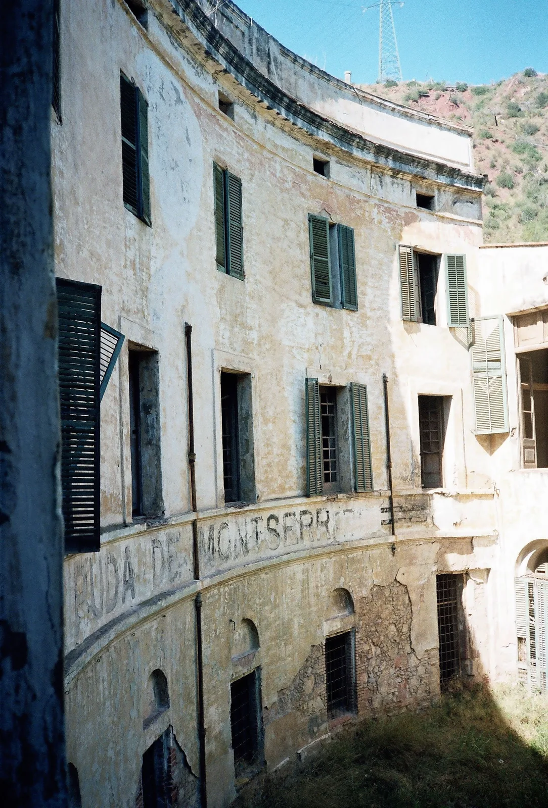 Fachada curva en ruinas del balneario de la Puda de Montserrat junto al río Llobregat