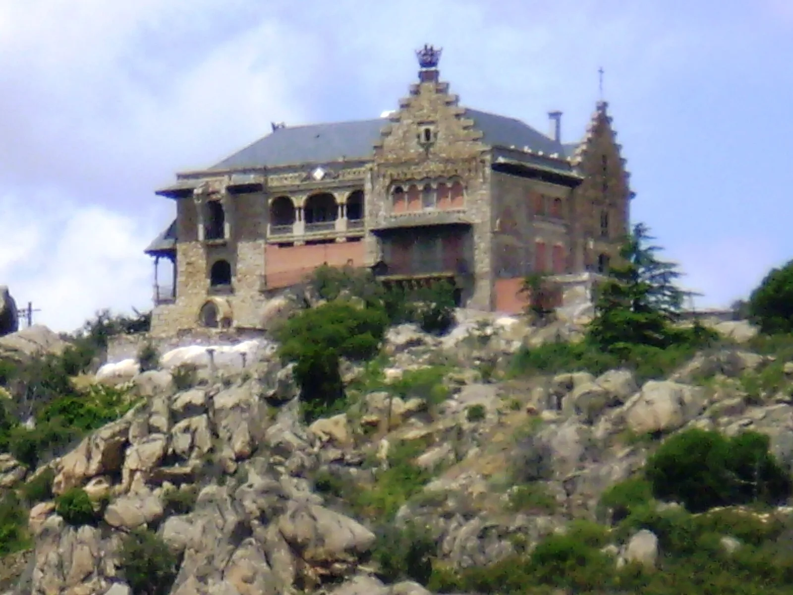 Palacio del Canto del Pico en ruinas sobre un cerro rocoso en Torrelodones, Madrid