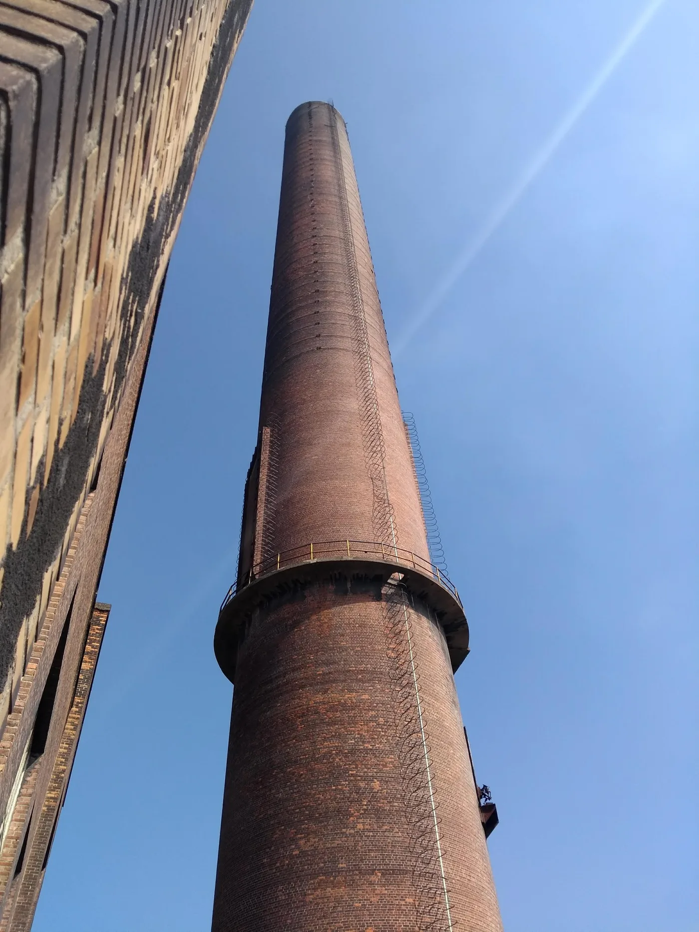 La haute cheminée de brique de la centrale électrique abandonnée de Langerbrugge à Gand