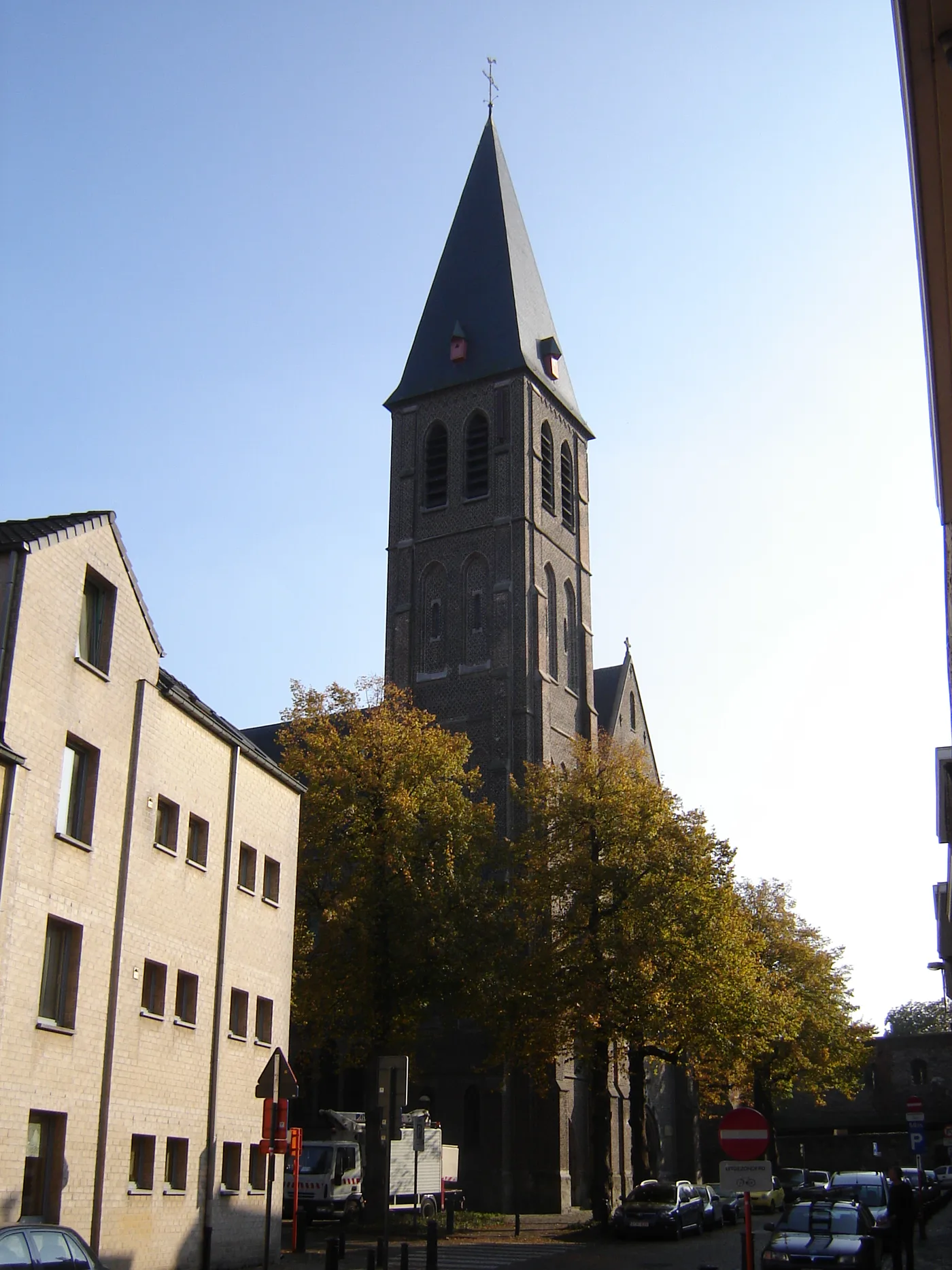 La tour et la flèche de l'église néogothique Sint-Macharius à Gand, vues depuis la rue