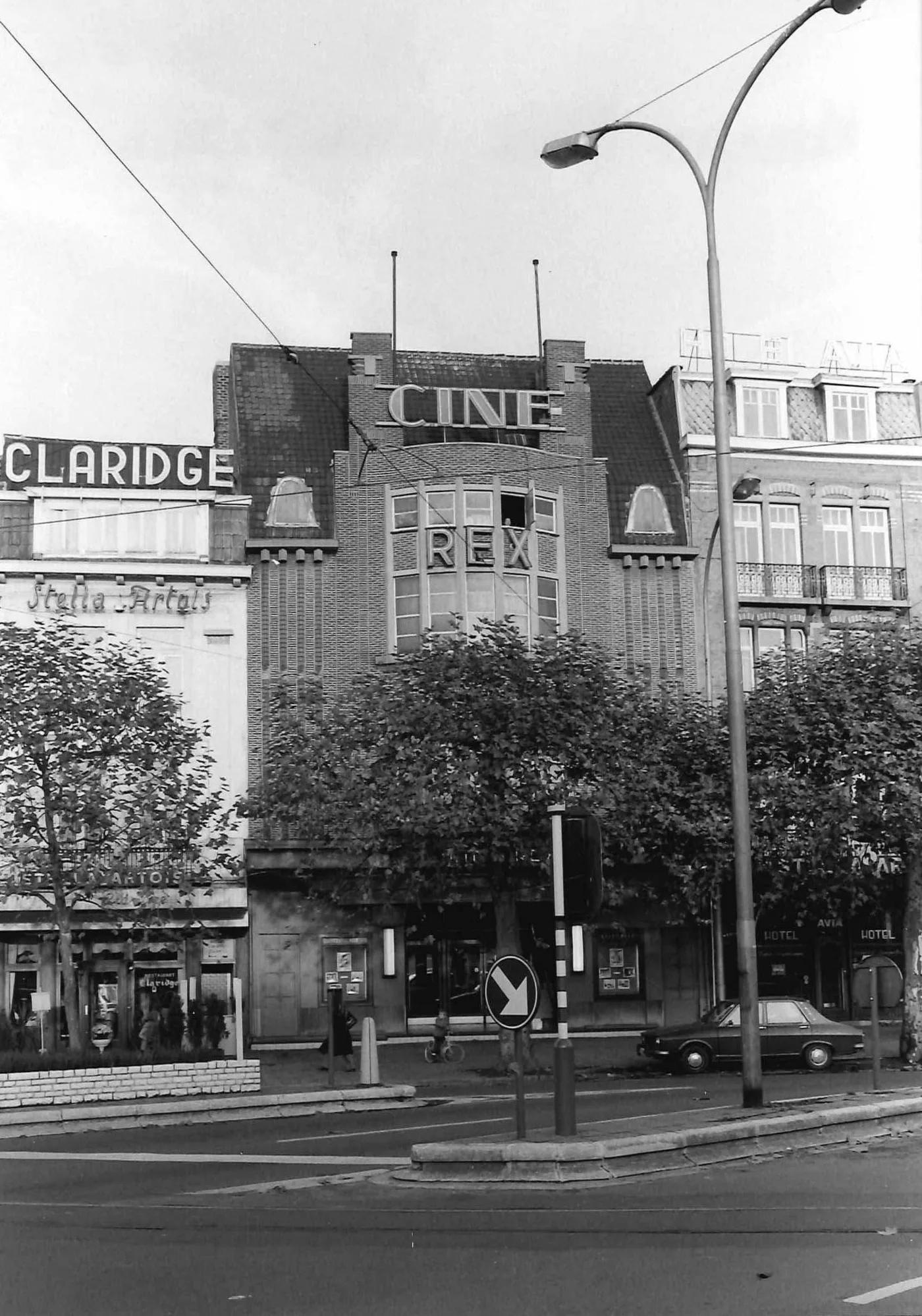 La façade Art déco du Cinéma Rex à Gand, avec son enseigne CINE REX en briques