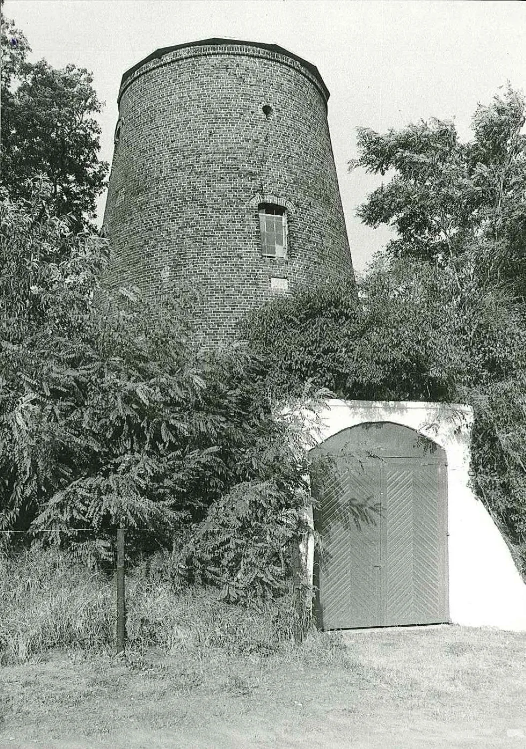 Le corps de brique du Remuemolen, moulin-tour abandonné à Destelbergen près de Gand