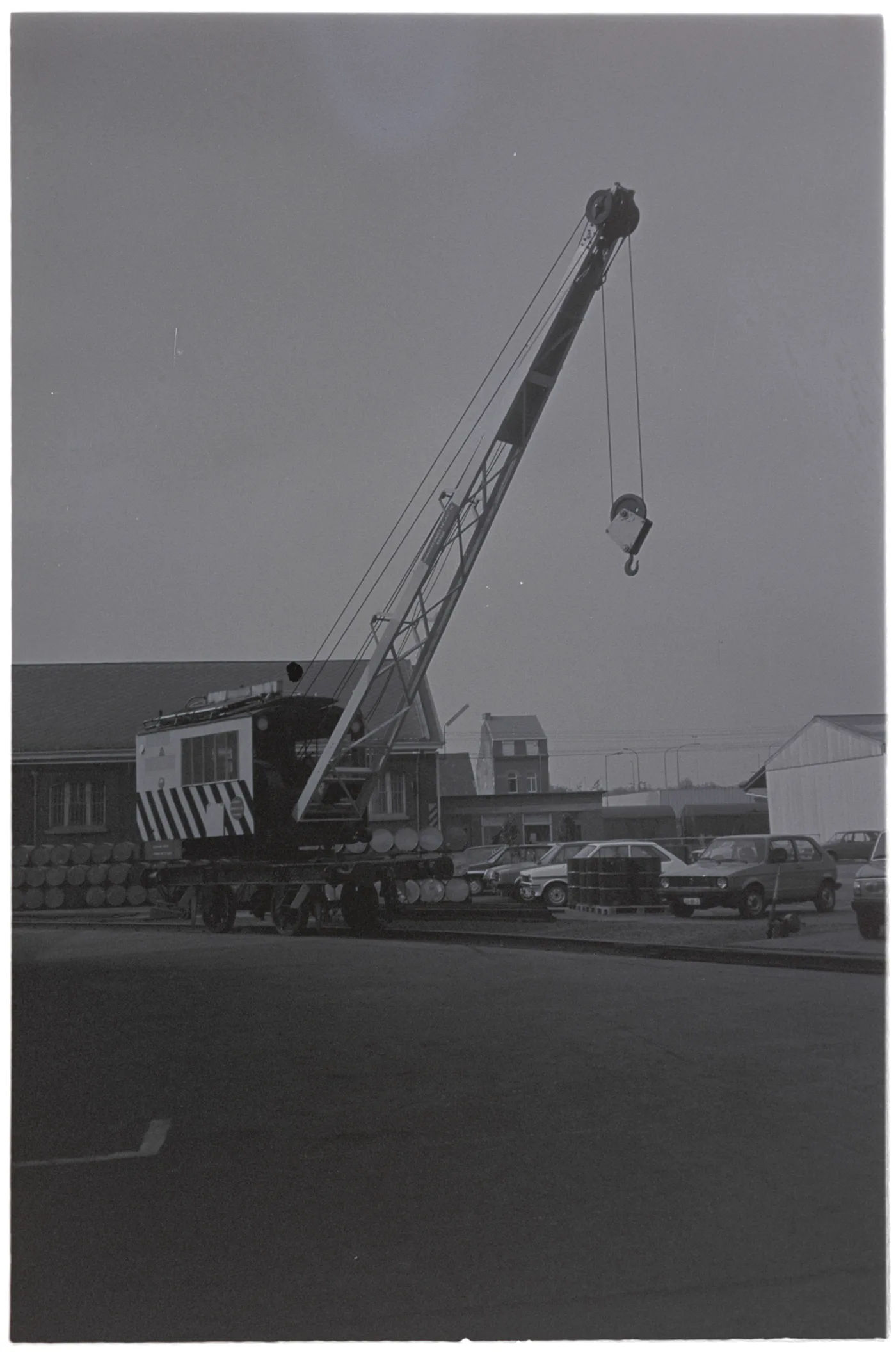 L'atelier ferroviaire Het Arsenaal à Gentbrugge, avec une grue sur rails et ses halles de brique