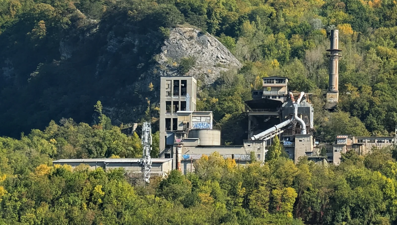 Les ruines de béton de la cimenterie abandonnée du Chevalon de Voreppe accrochées au flanc du massif de la Chartreuse