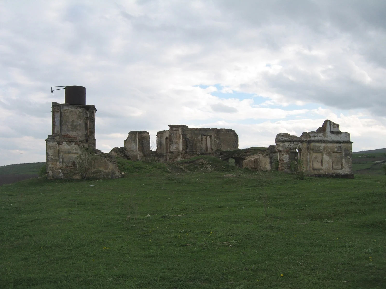 Murs en ruine du manoir Cantacuzino-Pașcanu de Ceplenița, județ de Iași