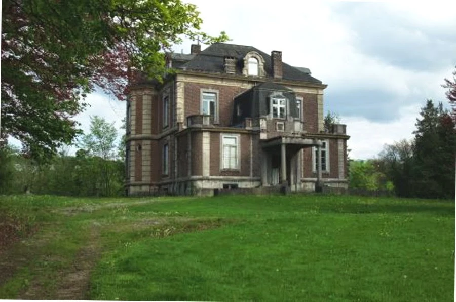 Façade du château del Marmol (villa du chat noir) abandonné à Ensival, Verviers : manoir en briques, toiture mansardée et tourelle d'angle