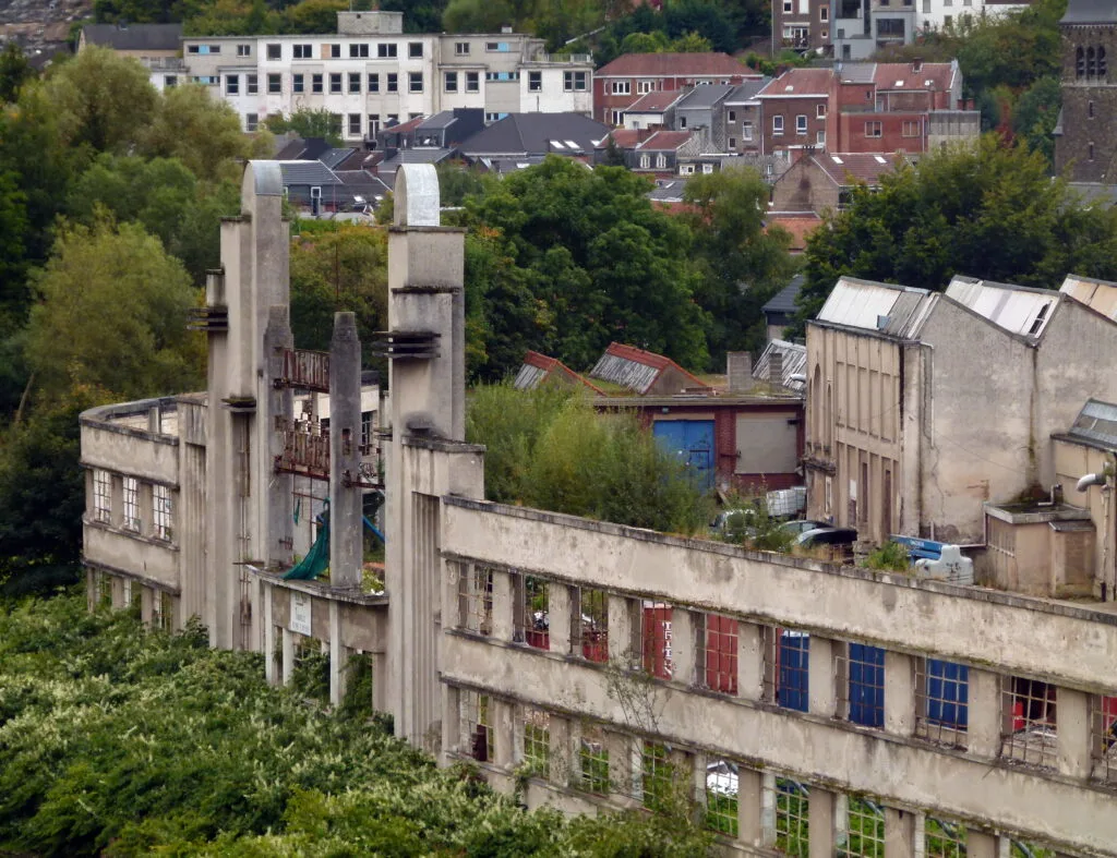 La façade monumentale de l'usine textile abandonnée Texter à Pepinster, au bord de la Vesdre