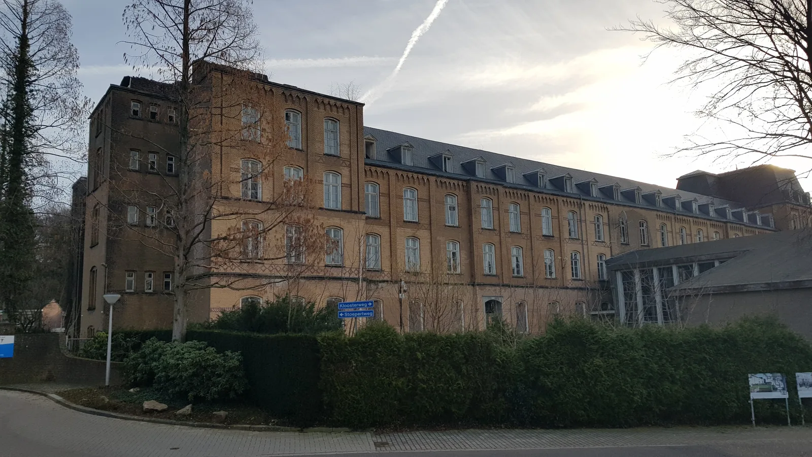 De lange neogotische gevel van het verlaten Jezuietenklooster (Ignatiuscollege) in Valkenburg aan de Geul