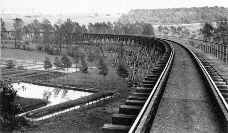 Historische foto uit 1938 van het tramviaduct en de visvijvers van de forellenkwekerij bij Gulpen, de plek die later restaurant Truite d'Or werd
