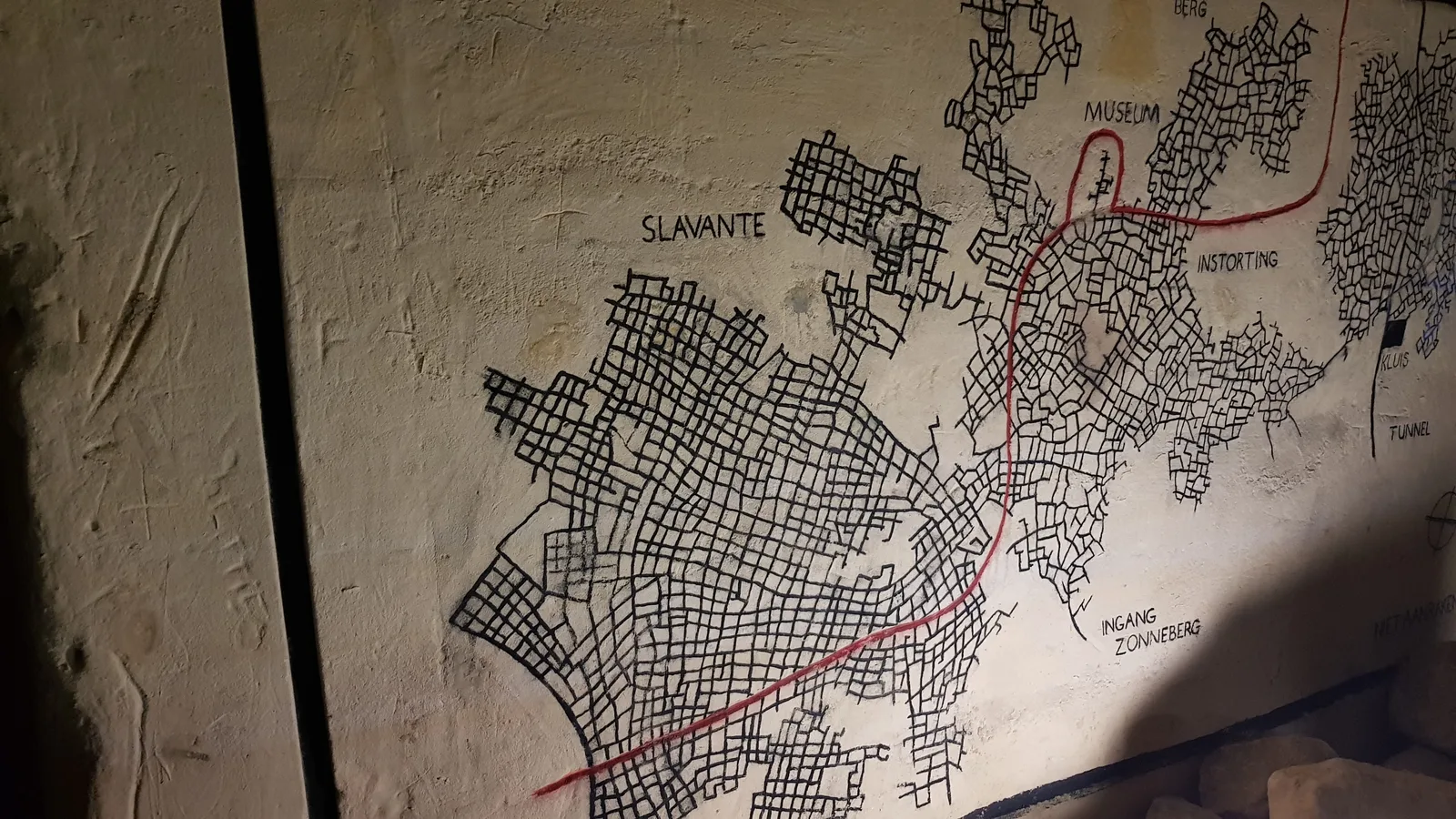 Op een mergelwand getekende plattegrond van het ondergrondse gangenstelsel onder de Sint-Pietersberg bij Maastricht