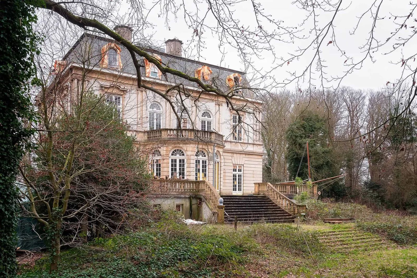 The abandoned neo-Renaissance villa Huize Ivicke in Wassenaar, with its monumental porch and staircase