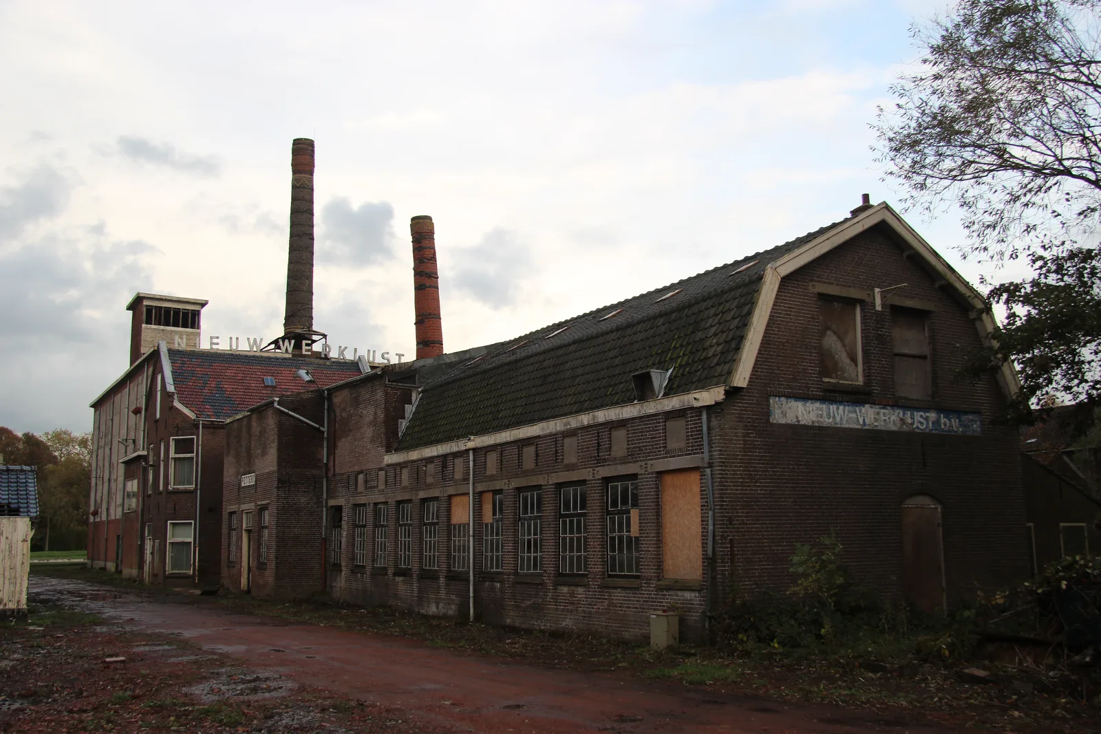De verlaten kleiwarenfabriek Nieuw Werklust in Hazerswoude met bakstenen hallen en schoorstenen