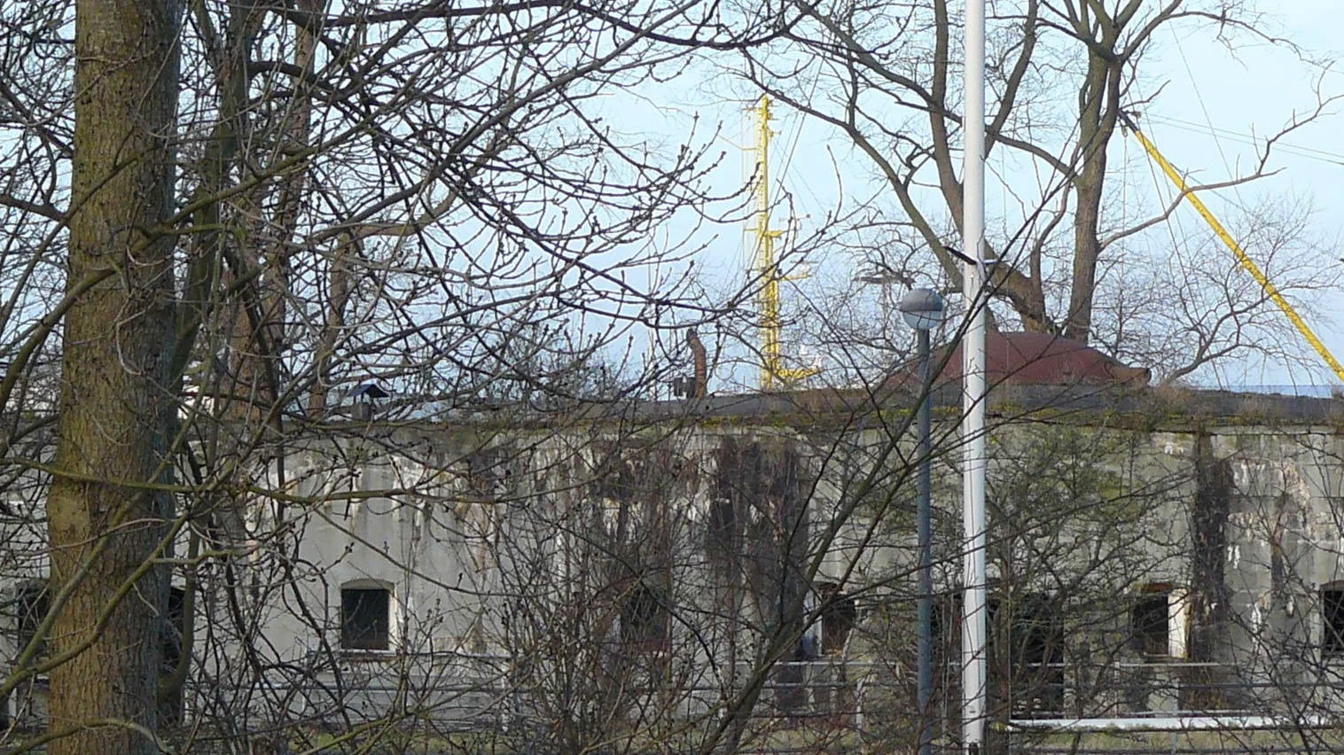 Het verlaten frontgebouw met geschutkoepel van het Fort bij Velsen aan het Noordzeekanaal