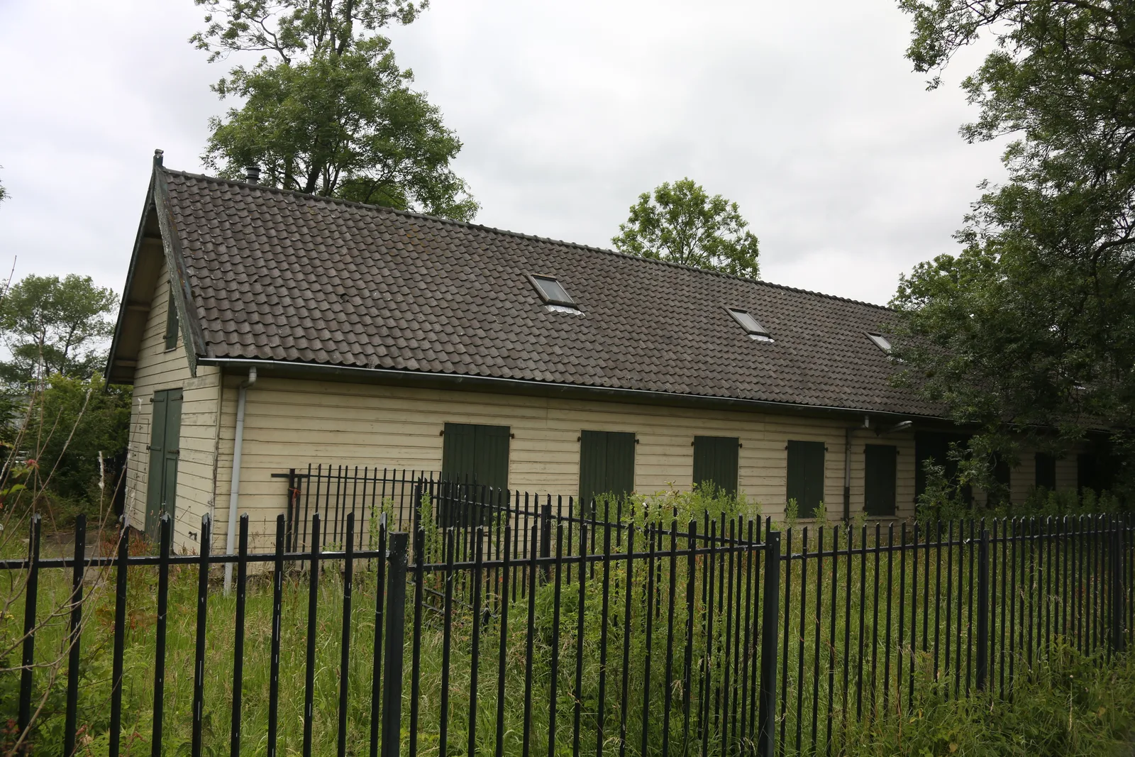 The massive concrete front building of the abandoned Fort bij Velsen with its rust-brown armoured gun cupola, a fort of the Defence Line of Amsterdam
