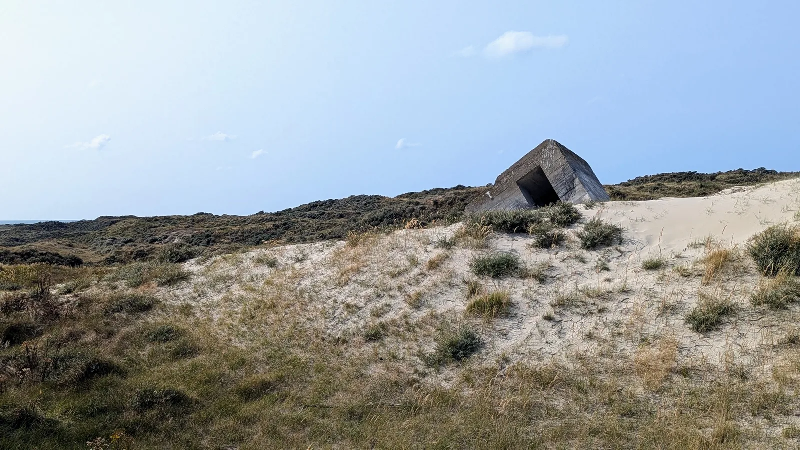 Een verzakte Tweede Wereldoorlog-bunker van de Atlantikwall in de duinen van de Kop van Schouwen