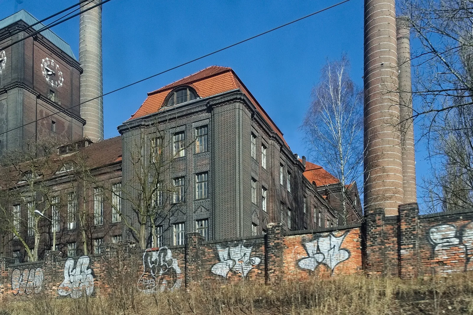 Modernistyczny budynek elektrocieplowni Szombierki w Bytomiu z charakterystyczna wieza zegarowa i kominami