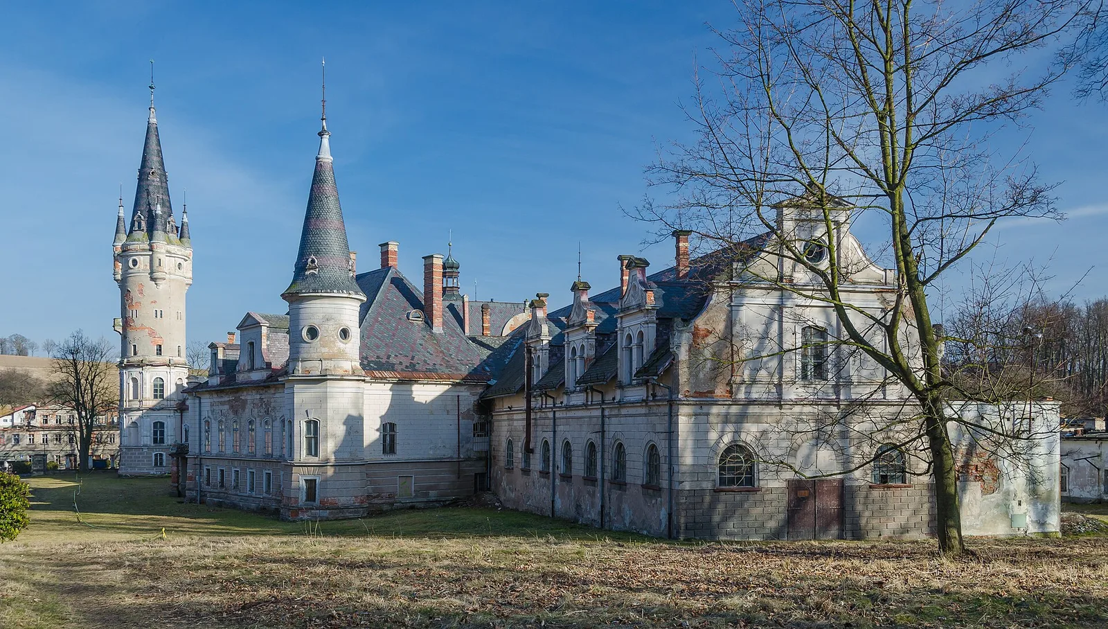 Duzy neorenesansowy palac w Bozkowie z wieza, czesciowo zniszczony, na Dolnym Slasku