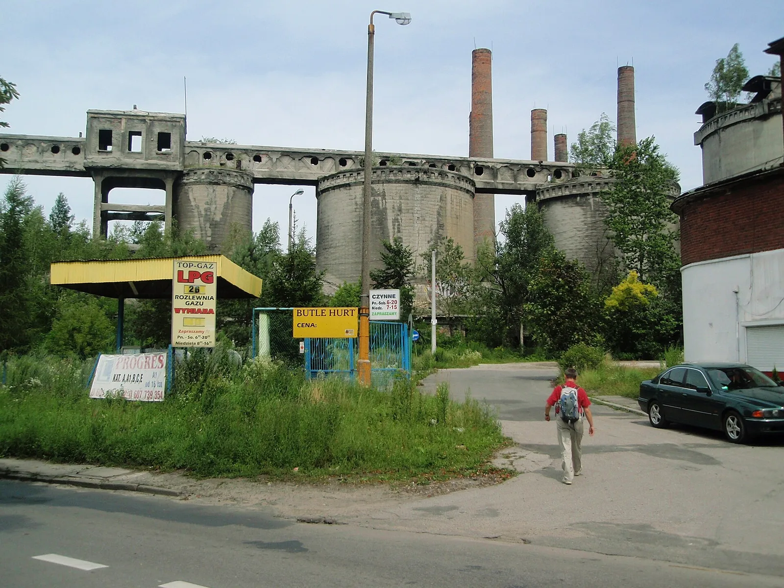 Wielki betonowy silos opuszczonej cementowni Grodziec w Bedzinie, porosniety roslinnoscia