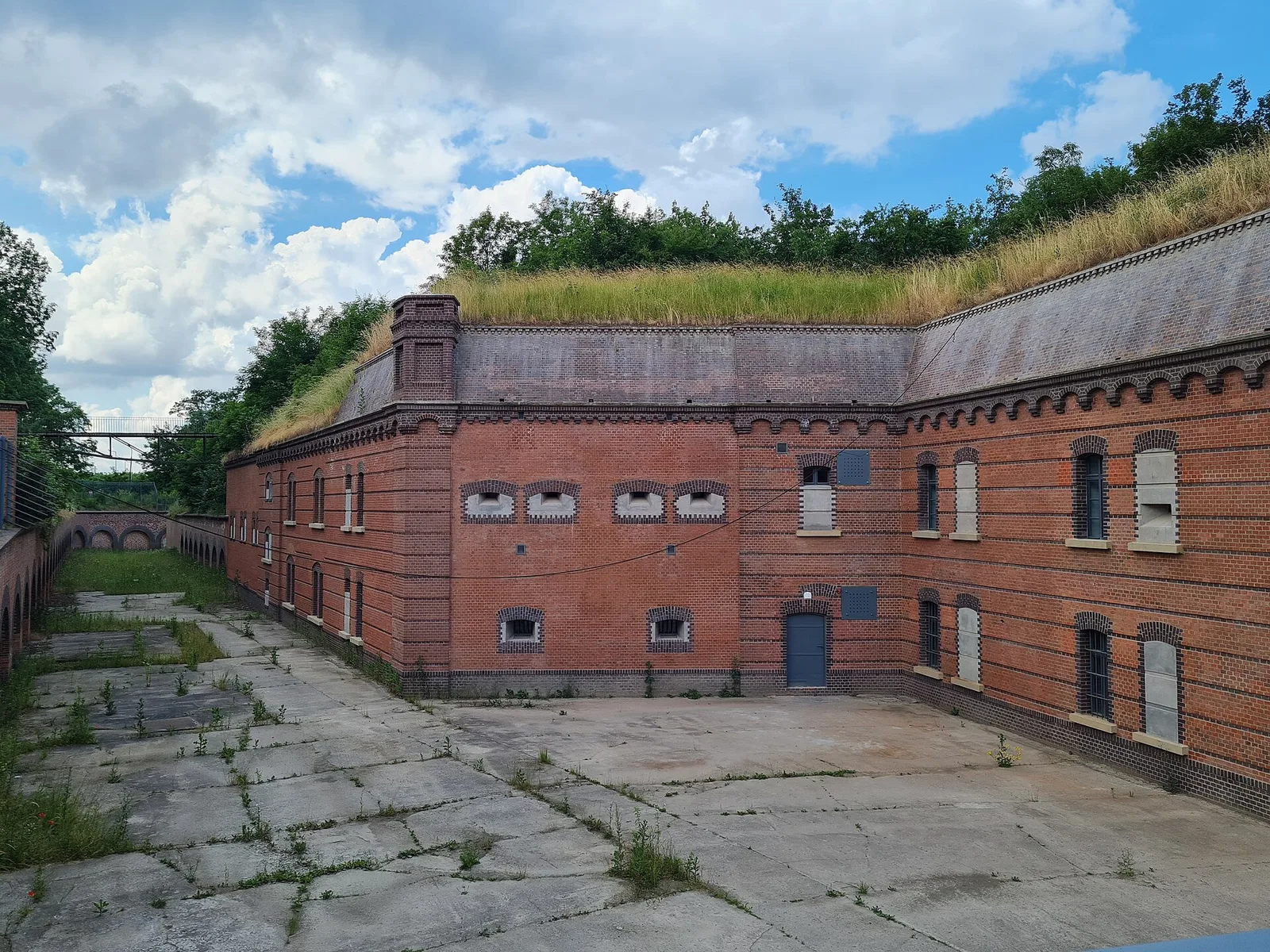 Ceglany Fort VII w Poznaniu, dawny pruski fort i nazistowski oboz koncentracyjny, dzis muzeum