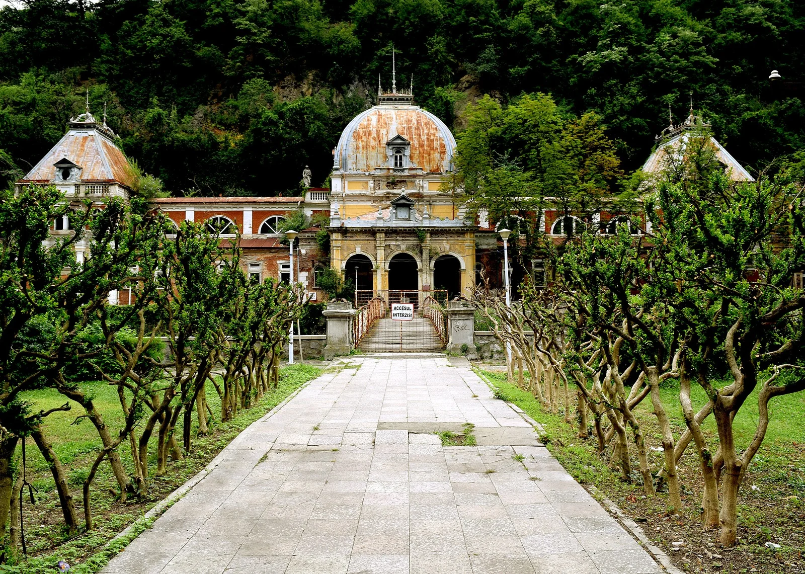 Bains Neptun de Băile Herculane, palais thermal abandonné de style impérial austro-hongrois