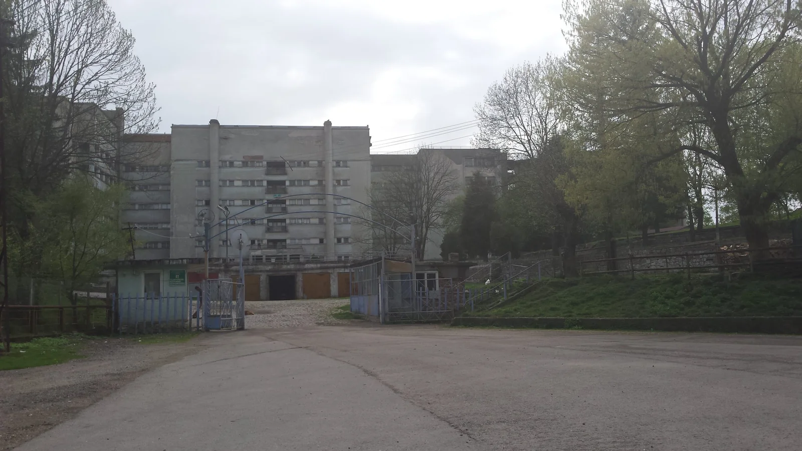 Le sanatorium Marila près d'Oravița, immense pavillon abandonné dans les forêts du Banat