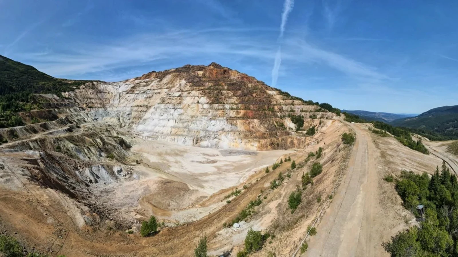 L'ancienne exploitation de soufre des monts Călimani, carrière abandonnée et terrils à haute altitude