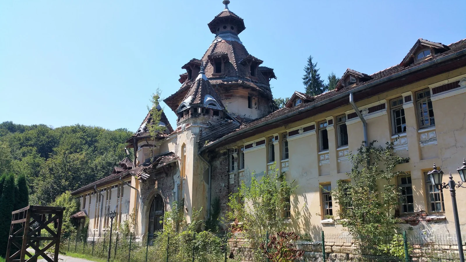 Le pavillon central des bains de Băile Govora, bâtiment thermal abandonné conçu par Ernest Doneaud