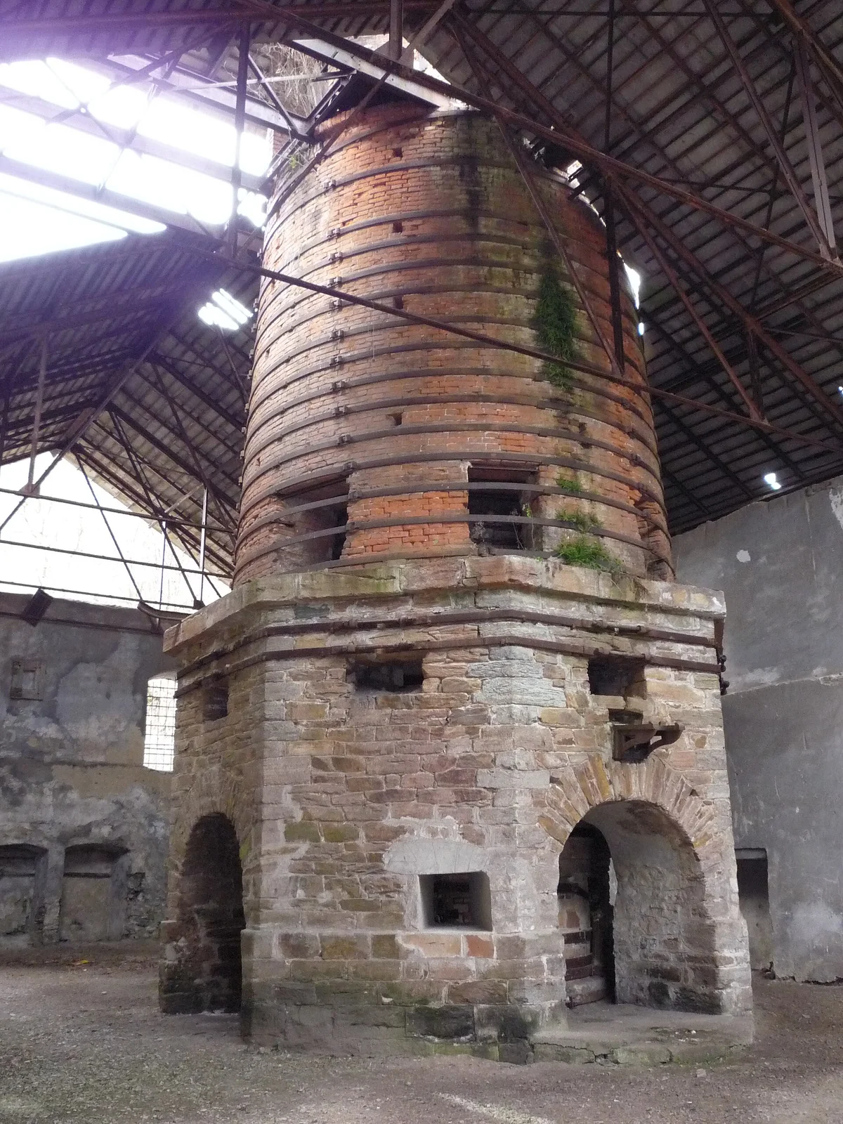 Le haut fourneau de Govăjdia, fourneau historique de 1810 abandonné dans le pays des Pădureni, Hunedoara