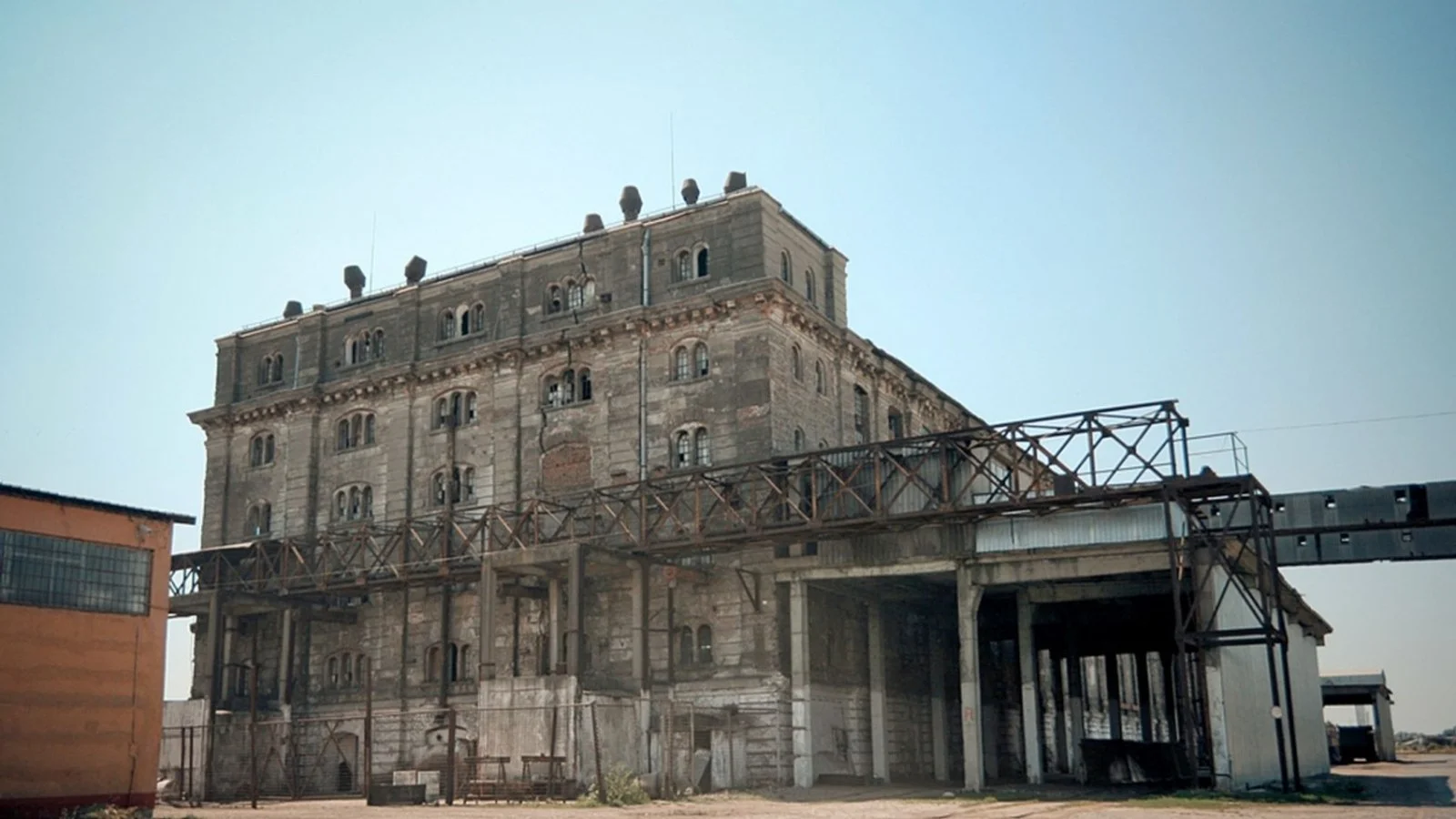Les silos Anghel Saligny du port de Brăila, premiers silos en béton armé du monde, abandonnés