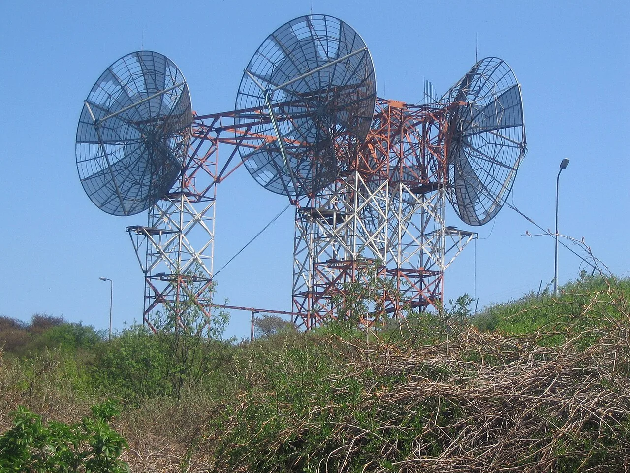 Verlaten en verroeste NAVO-straalzender met grote schotelantennes in het Vinetaduin bij Hoek van Holland