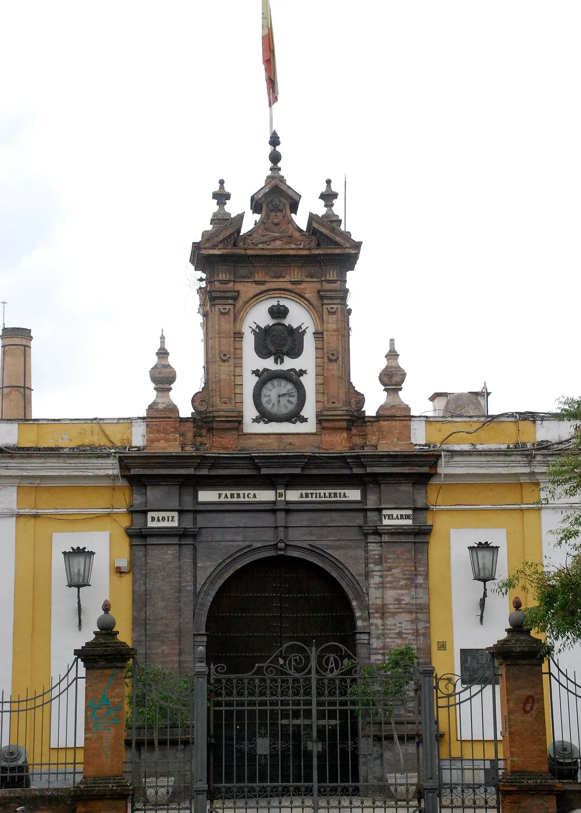 Monumentale Hallen der Real Fábrica de Artillería in Sevilla, ehemaliger Industriekomplex aus Backstein