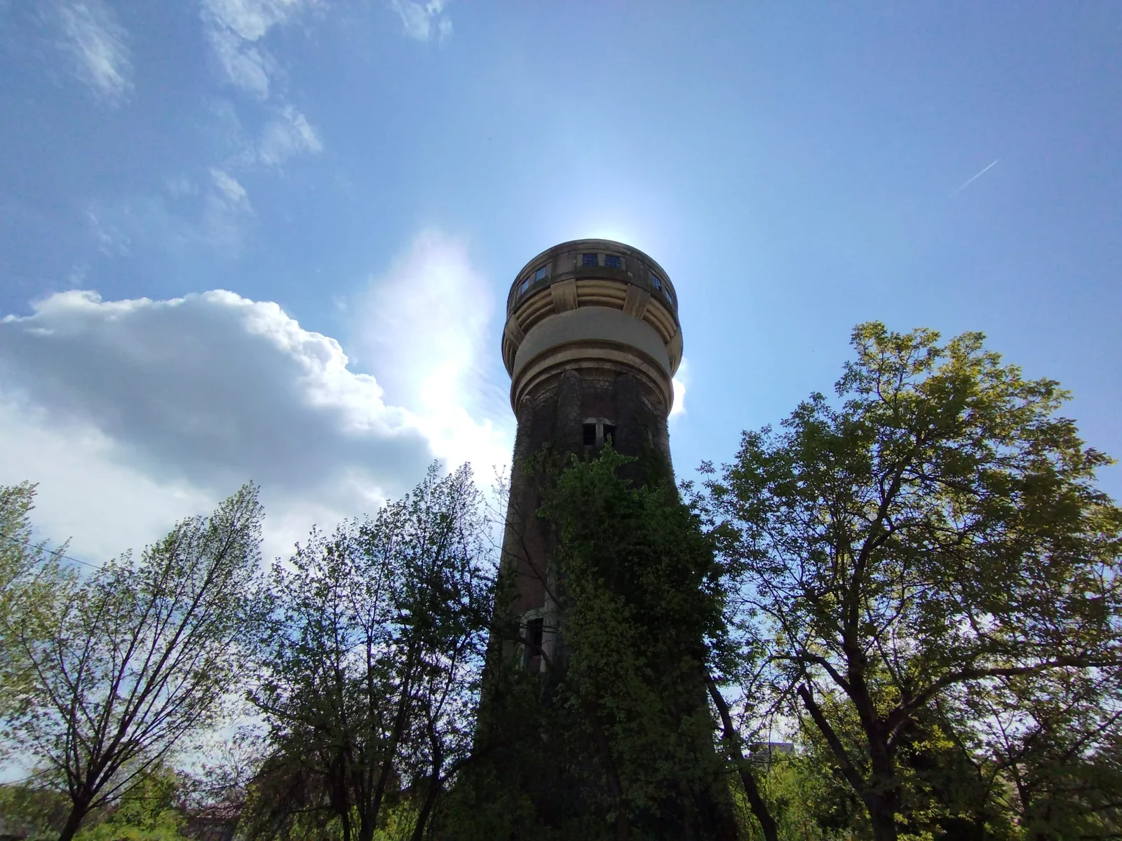 Le château d'eau abandonné du quartier Fabric à Timișoara, avec ses fenêtres manquantes