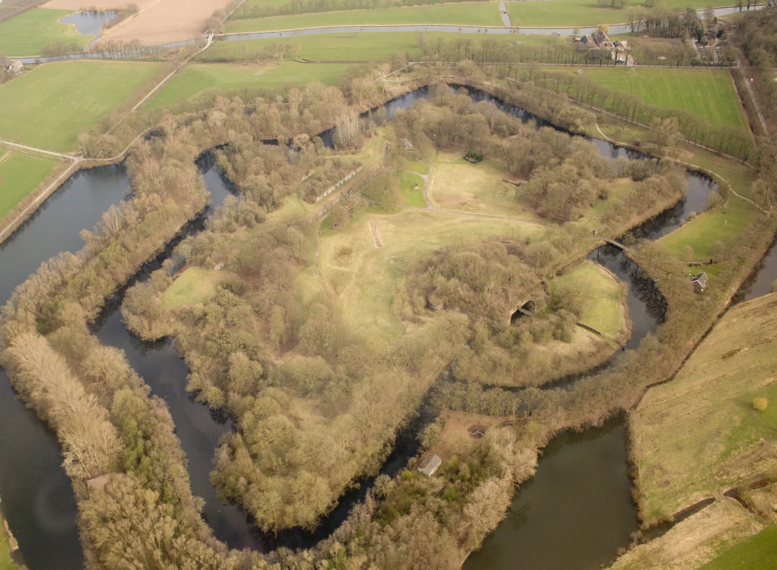 Luchtfoto van het overwoekerde, door grachten omgeven Fort bij Rijnauwen bij Bunnik