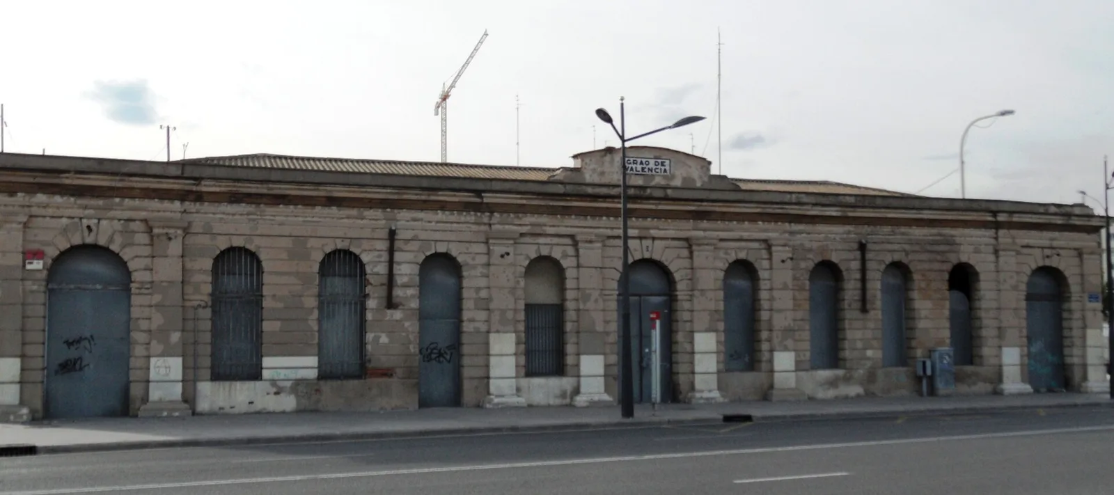 Antigua Estación del Grau en Valencia, edificio ferroviario abandonado de 1852 con puertas tapiadas