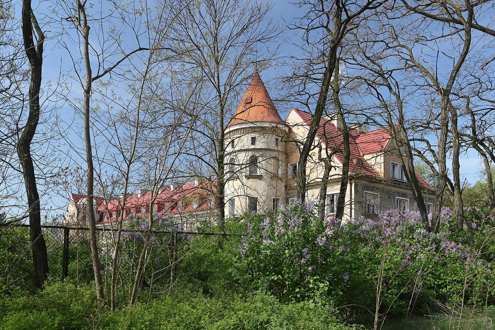 Das verlassene MSWiA-Sanatorium mit Turm in Warschau-Wesola, hinter einem Zaun