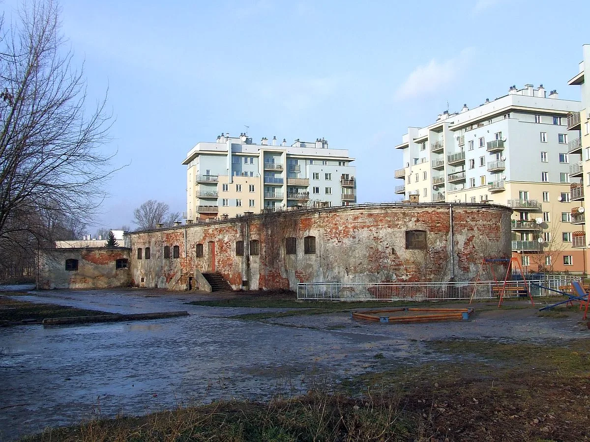 Ceglana dzialobitnia opuszczonego Fortu Sliwickiego na Pradze w Warszawie