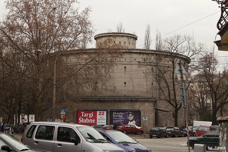 Cylindryczny schron przeciwlotniczy na Olbinie we Wroclawiu, widok z ulicy